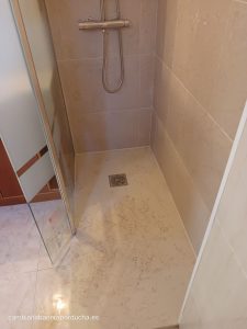 Cambio de bañera por ducha en Lanciego con plato de ducha antideslizante de mármol compacto y mampara de cristal templado.