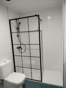 Cambio de bañera por ducha en Haro con mampara negra estilo industrial y plato extraplano antideslizante | Reforma de baño moderna y funcional