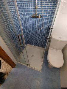 Sustitución de plato de ducha en El Cortijo, Logroño: instalación profesional en baño con azulejo tipo gresite azul.